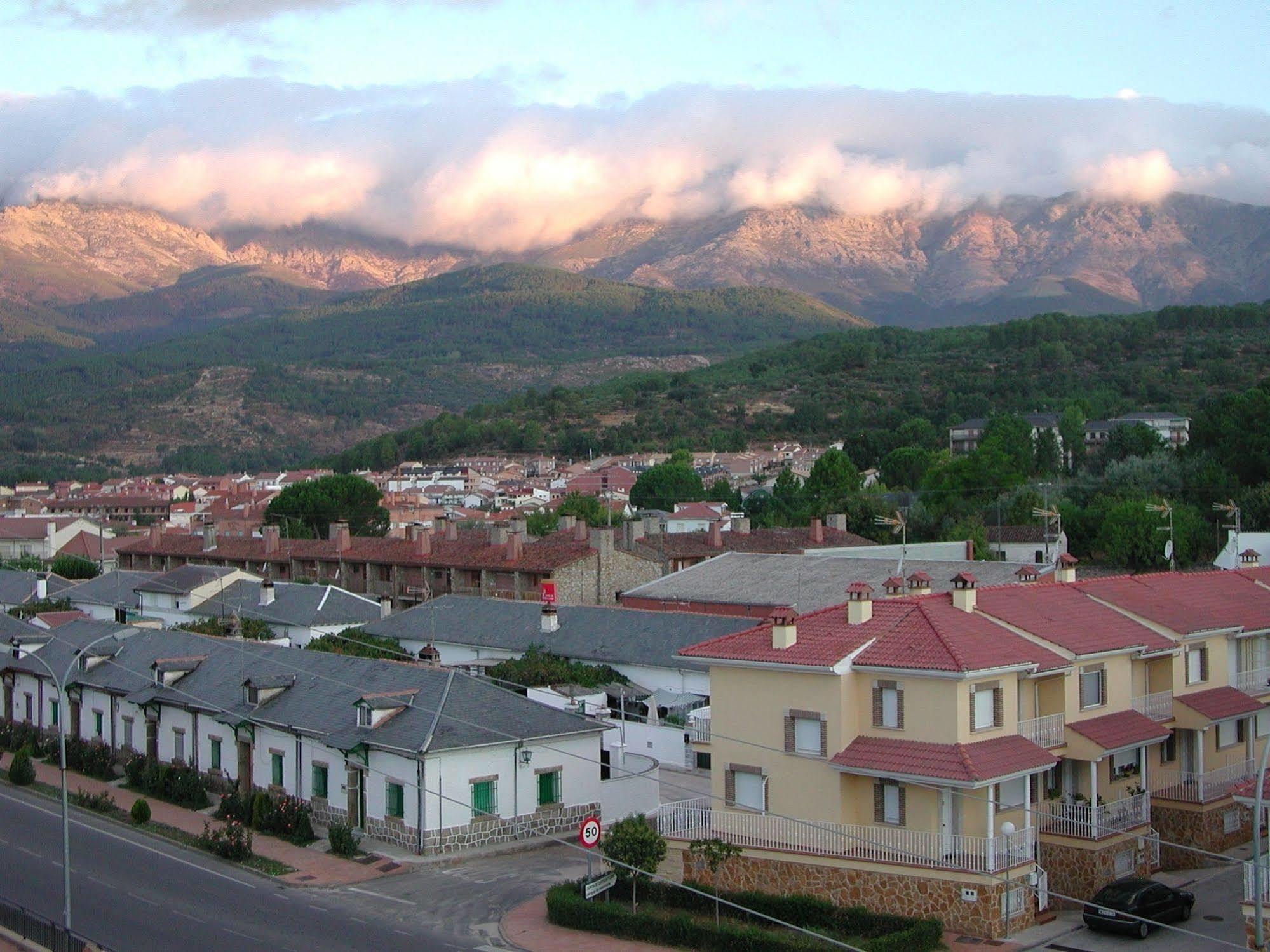 Hostal Avenida Аренас де Сан Педро Екстериор снимка