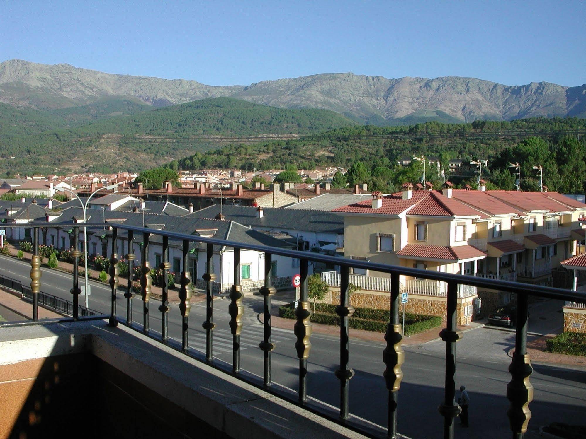 Hostal Avenida Аренас де Сан Педро Екстериор снимка