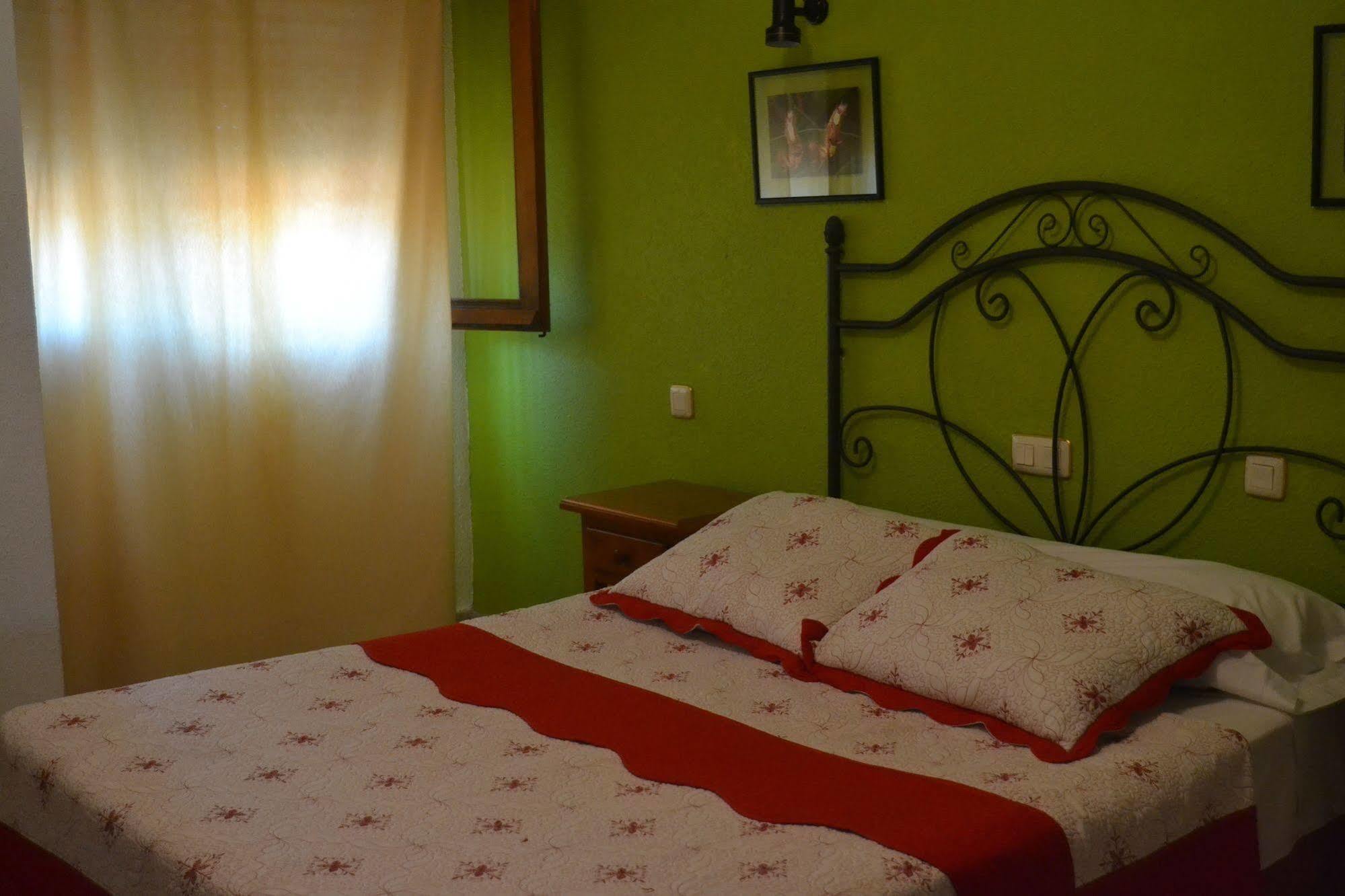 Hostal Avenida Аренас де Сан Педро Екстериор снимка
